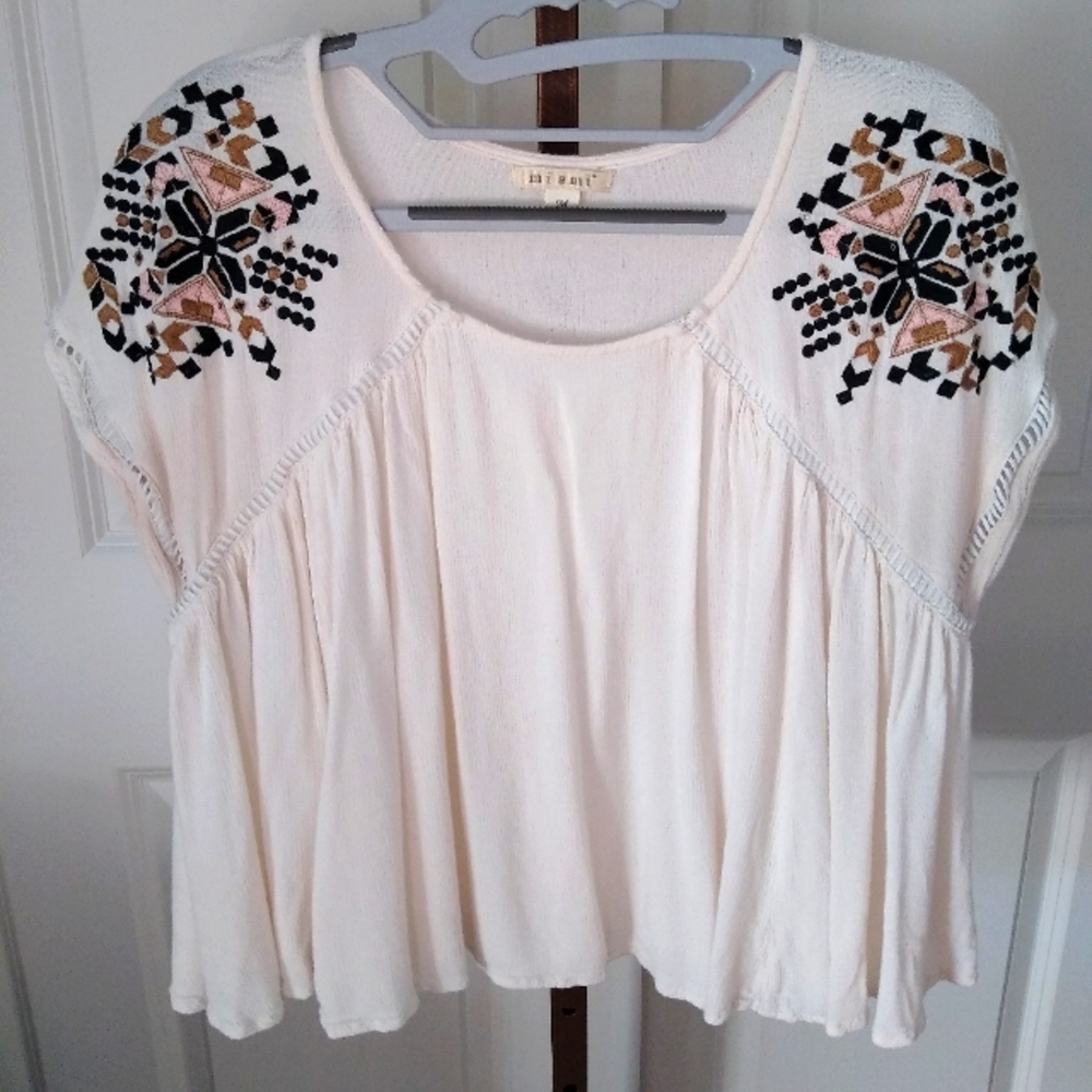 🥂 Mi Ami short sleeve blouse in medium.